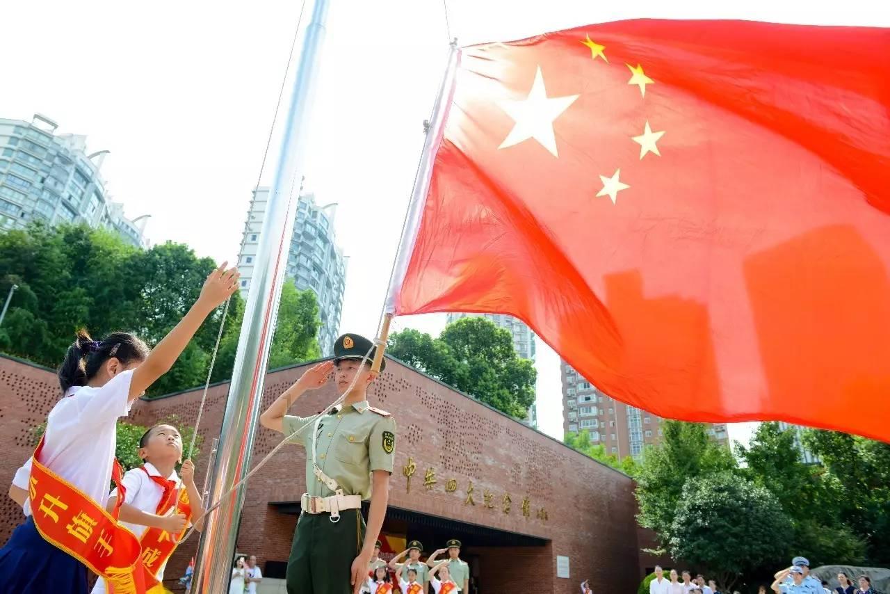 刘晓庆比邓婕大5岁，疯狂扮嫩却更像奶奶。不可思议的对比！